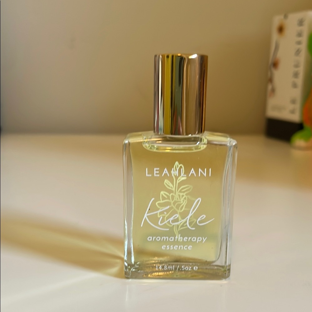 Pua Kiele Serum Pale Yellow-Green Glass Bottle